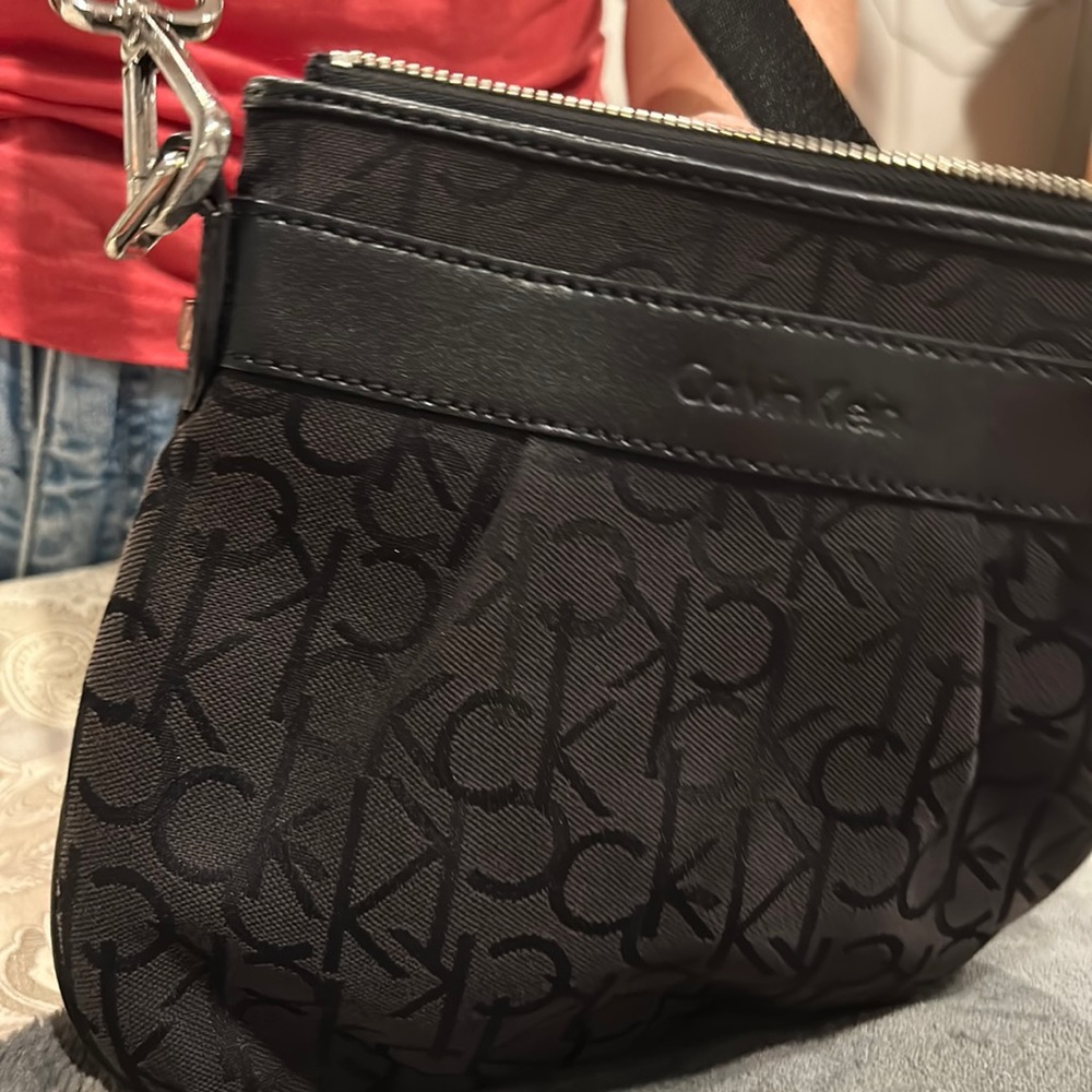 cross body, 2 outside pockets, 8x8